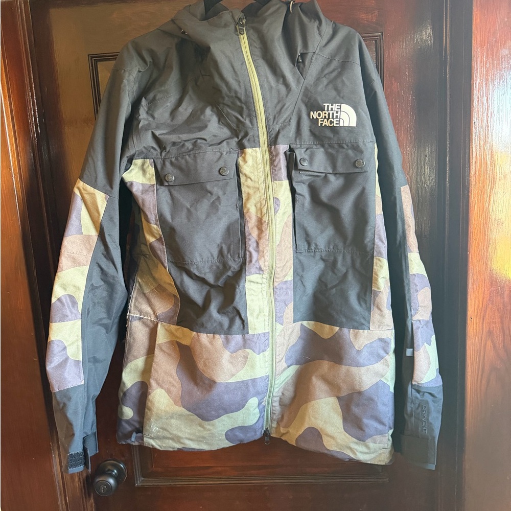 The North Face Black Hooded ski / snowboard Jacket L camo / black